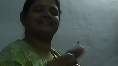 Indian Aunty Gives Handjob to her Customer